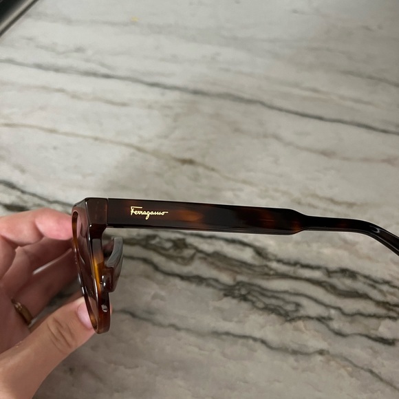 Salvatore Ferragamo SF1068S Sunglasses - Tortoise Brown + Case - Picture 2 of 4